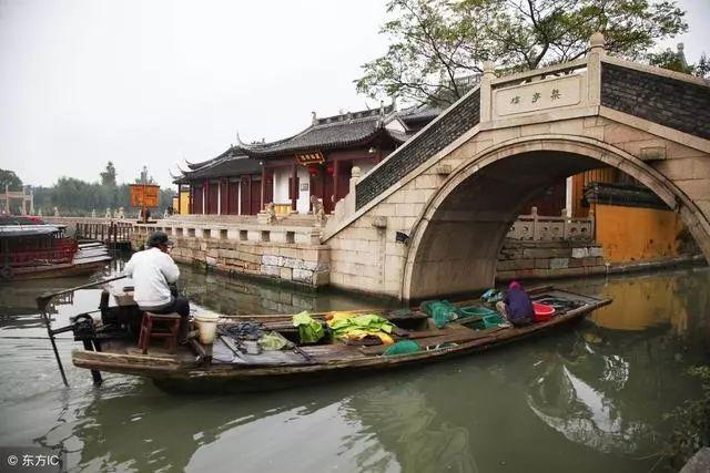 灯具突然掉落 “格格”上门处理